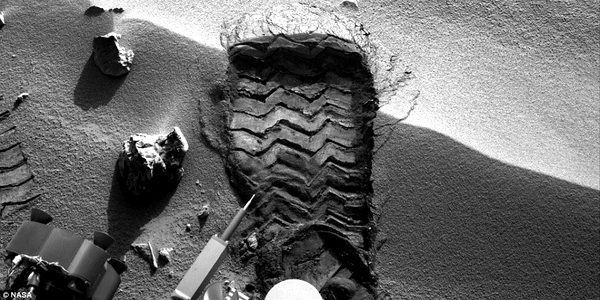 Urma lăsată de Curiosity pe Marte. Mai jos este cea lăsată de Neil Armstrong pe Lună