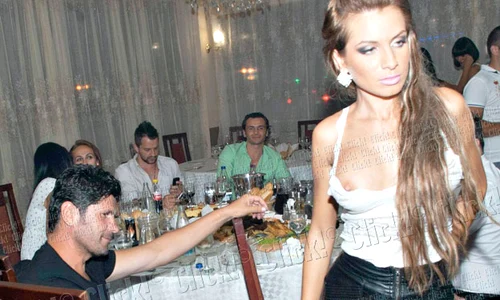 Casandra, zisă  şi Viespea,  a rămas cu  sânul drept  dezgolit jpeg