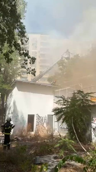 Acoperișul unui fost restaurant din București a luat foc. Locuitorii și șoferii au fost avertizați să evite zona