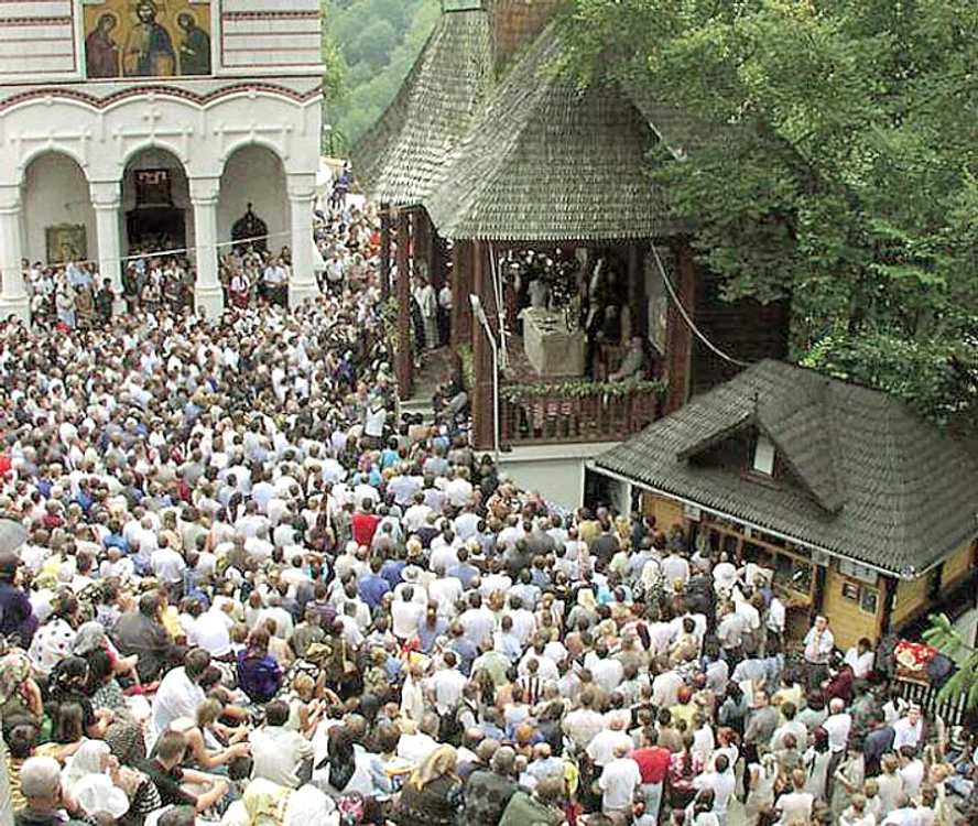 La Mănăstirea Rohia, au ajuns circa 10.000 de pelerini care au venit să se închine la icoana făcătoare de minuni a Fecioarei Maria. Aceasta a fost pictată în 1926 de călugărul Nicanor din Sfântul Munte Athos.