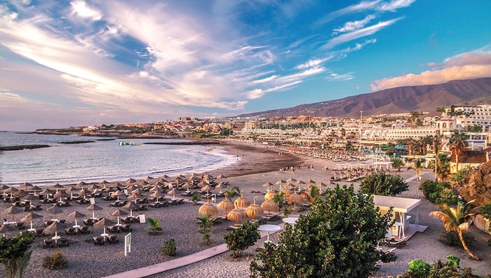 Fiind insulă  vulcanică, multe plaje  au nisip negru