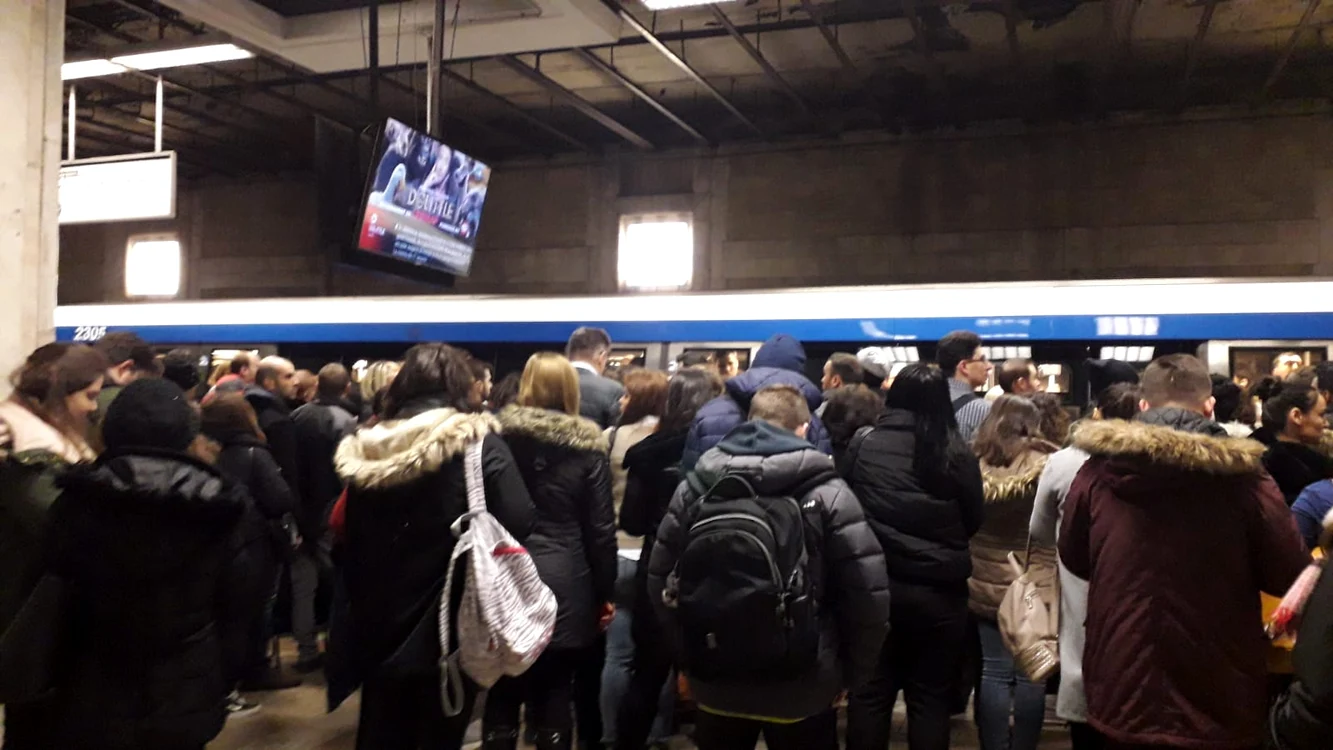 Călătorii s/au ăngrămădit la ușile metroului deși un alt tren aștepta la intrare în stație