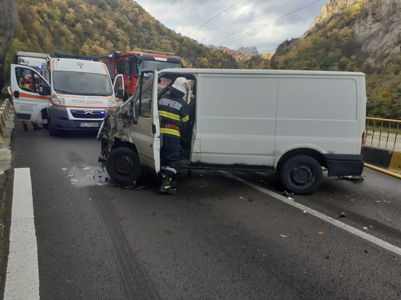 Trafic blocat total pe Valea Oltului, în urma coliziunii dintre două TIR-uri și o dubă