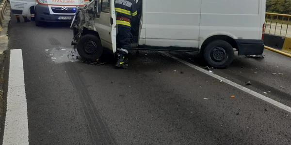 Accident pe Valea Oltului între Călimănești și Brezoi soldat cu doi răniți și blocarea traficului Foto ISU Vâlcea