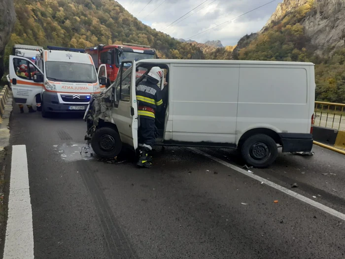 Accident pe Valea Oltului între Călimănești și Brezoi soldat cu doi răniți și blocarea traficului