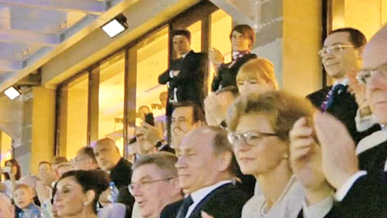 
    Ponta pe rândul din spatele lui Putin   