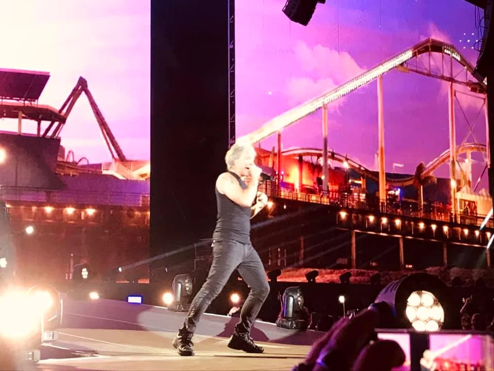 
    Jon Bon Jovi, după 8 ani din nou pe scena de la Bucureşti din Piaţa ConstituţieiFoto: Facebook  