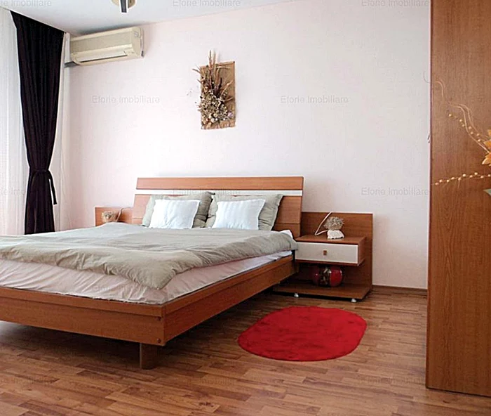 Acesta este unul dintre cele cinci dormitoare ale casei pe care cântăreaţa o vinde cu 200.000 €