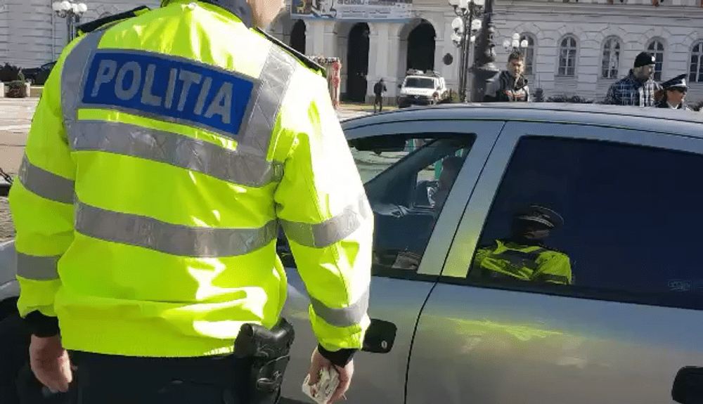Șoferițele au fost „amendate” cu mărțișoare.  Polițiștii de la rutieră și RAR, pe șosele VIDEO