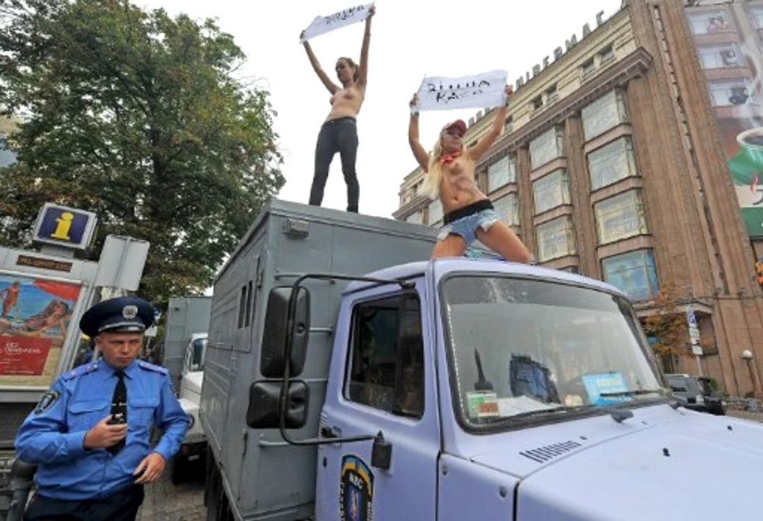 Două femei au atras atenţia mass-media (foto: AFP)
