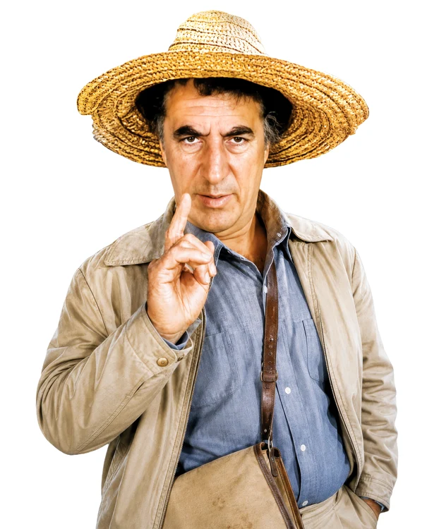 Toma Caragiu: Directorul Dumitru.