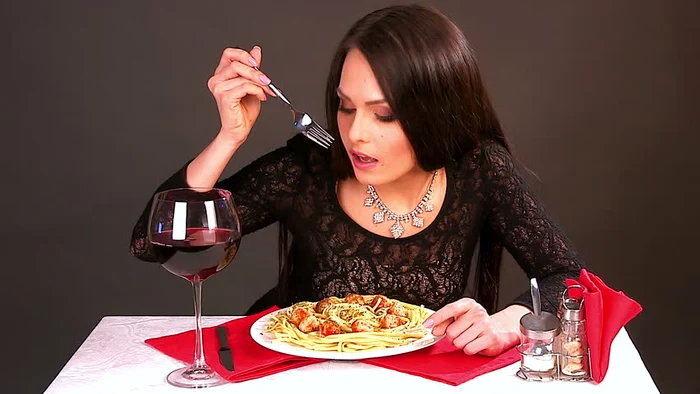 
    Mâncatul târziu este mult mai periculos decât o dietă bogată în sarewww.clickpentrufemei.ro  