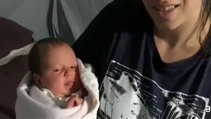 
    Micuța Maria în brațele mamei sale  