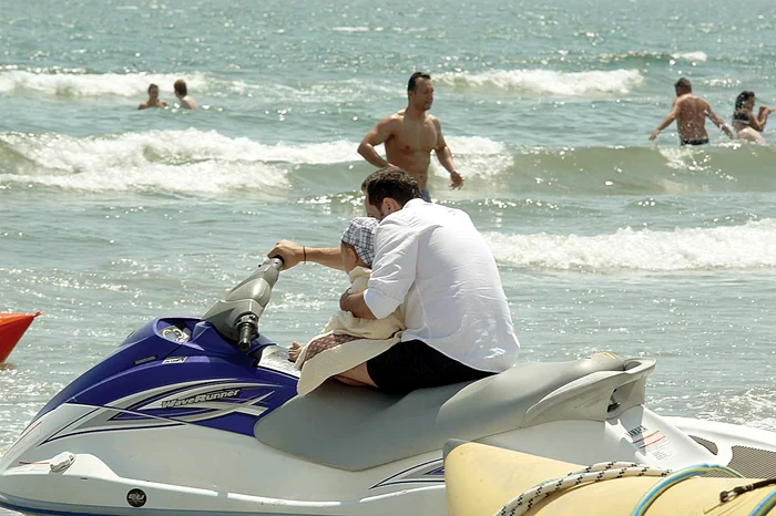 Micuțul a vrut neapărat să urce pe skijet și tatăl său i-a împlinit dorința