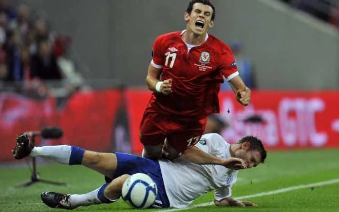 Gareth Bale (în roşu), extrema Ţării Galilor, jucătorul pe care Real a plătit 100 de miloane de euro. FOTO: Reuters