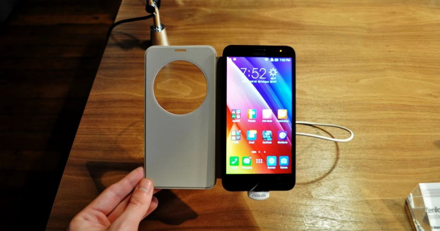 Asus are şi carcase pentru telefon.