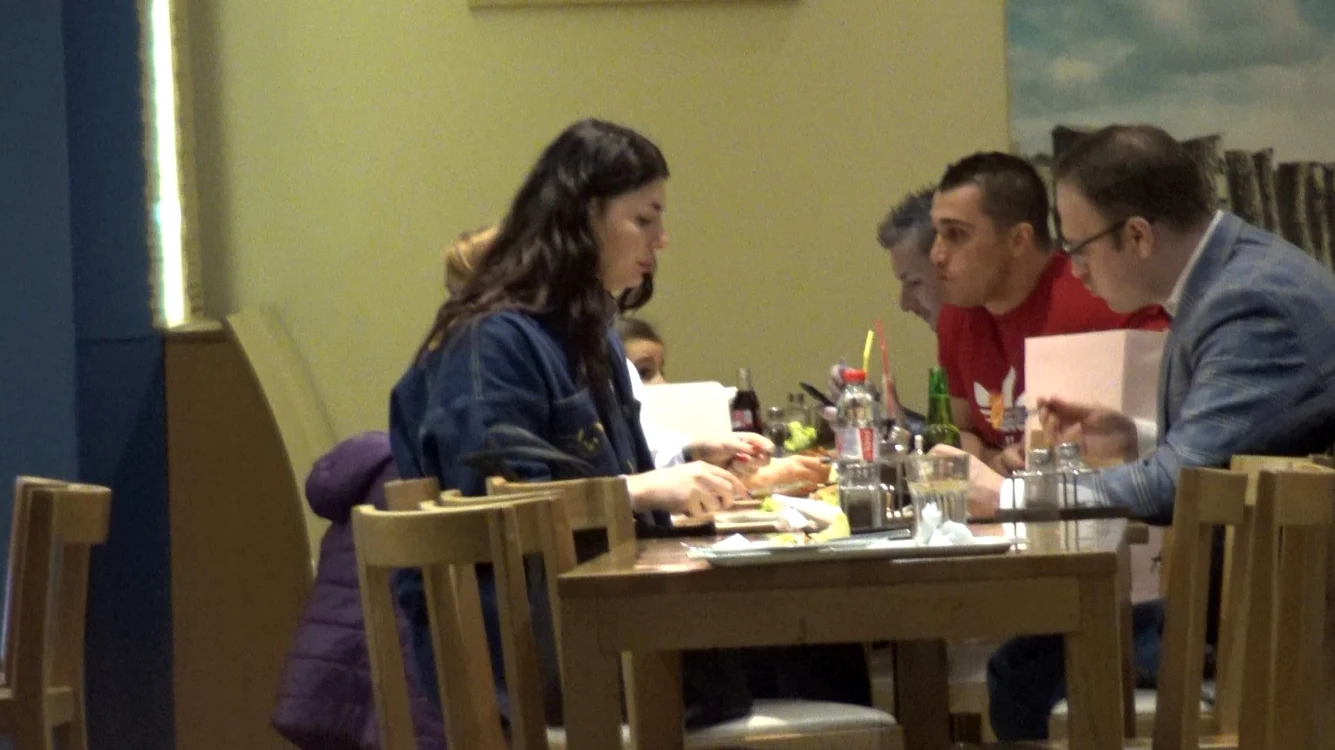 
    Alexandru Cumpănaşu şi soţia lui Simona au ieşit la mall de 1 DecembrieFoto: Mihai Ionescu  