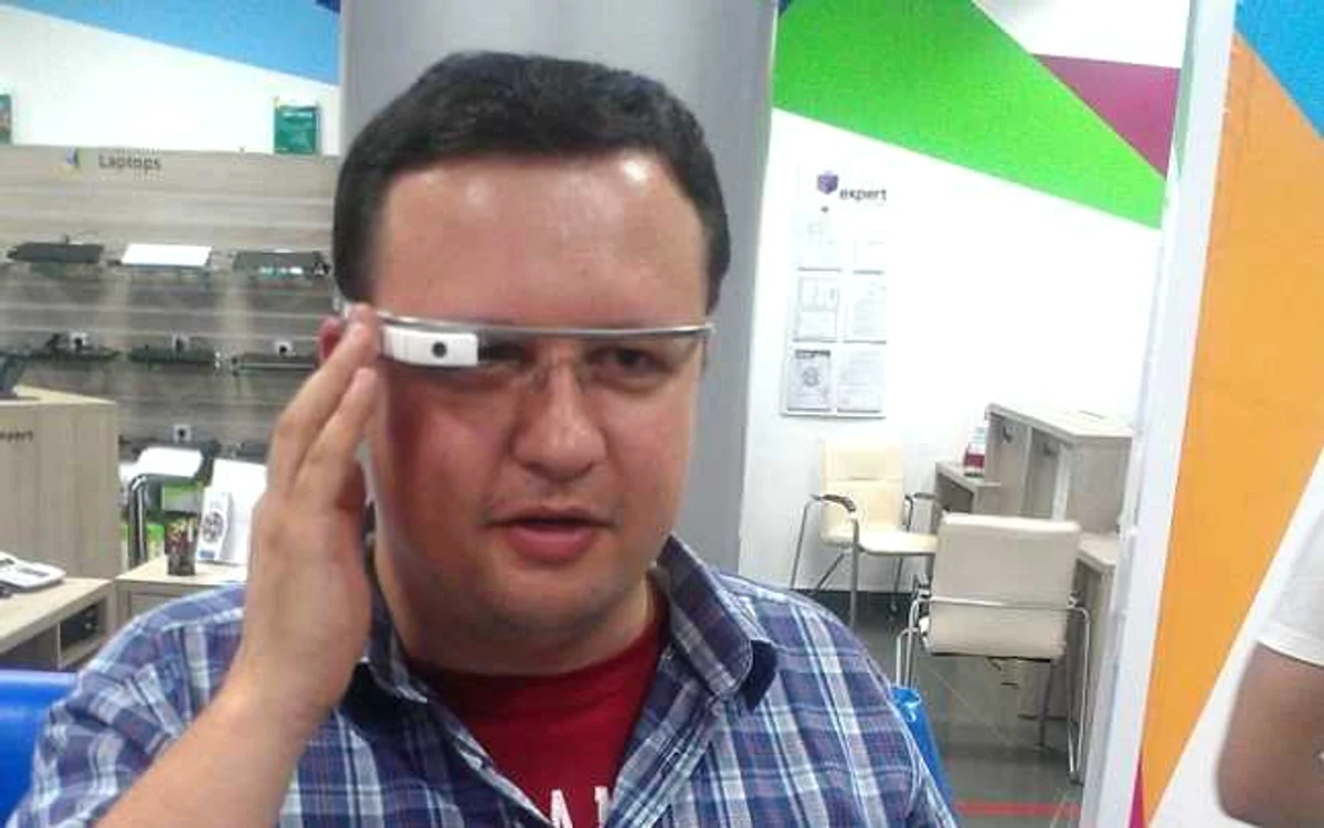 Reporterul ”Adevărul” a testat ochelarii Google Glass la Chişinău Foto: Andrei Rizescu