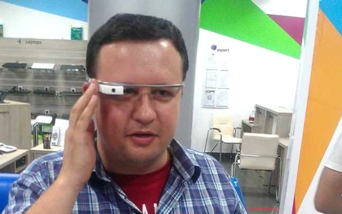 Reporterul ”Adevărul” a testat ochelarii Google Glass la Chişinău Foto: Andrei Rizescu