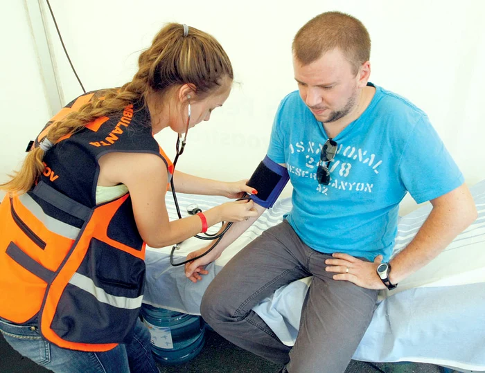 
    După. Tensiunea şi pulsul erau normale  înainte să mă plimb prin soare.  Nu acelaşi lucru pot spune la  întoarcere, eram sleit de puteri,  deshidratat, iar pulsul crescuse (fotografii: Dan Bistriţeanu)  