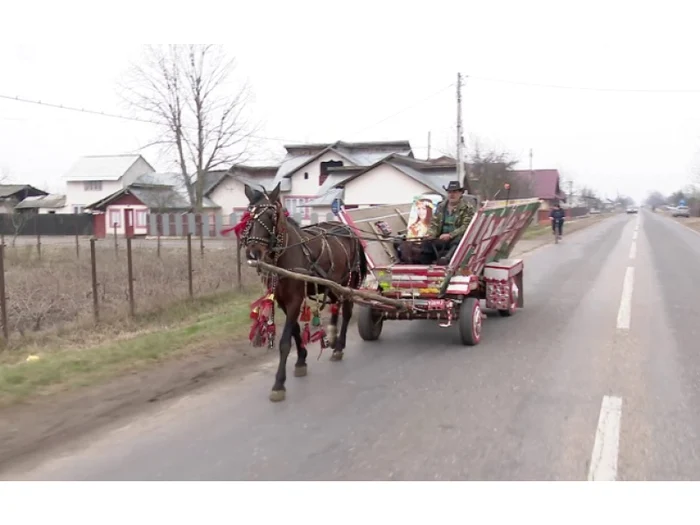 
    Nea Țâru, iapa Doina și căruța tunatăFoto: stiridebuzau.ro  