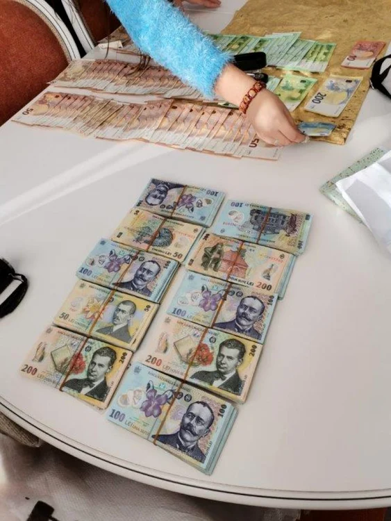 
    Procurorii DNA au confiscat 37 de ceasuri de lux Sursa foto: DNA  