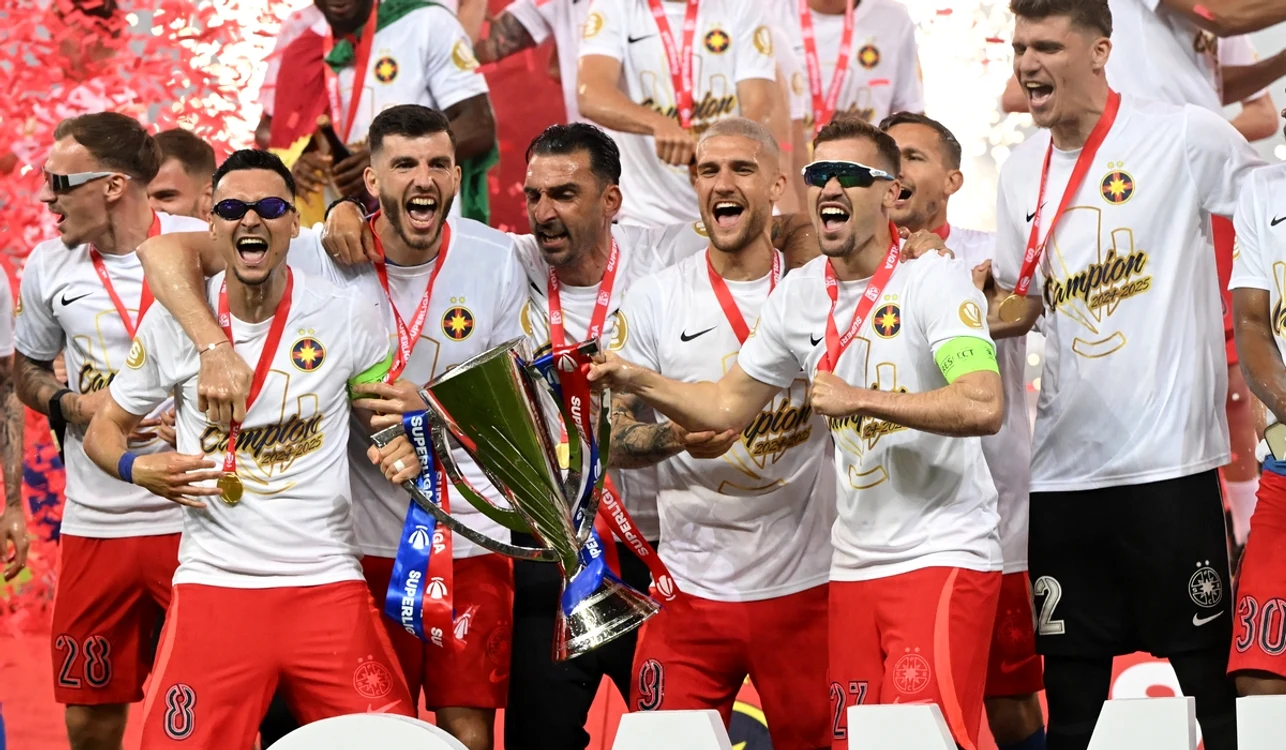 Mihai Popescu, centru, lângă antrenorul FCSB-ului