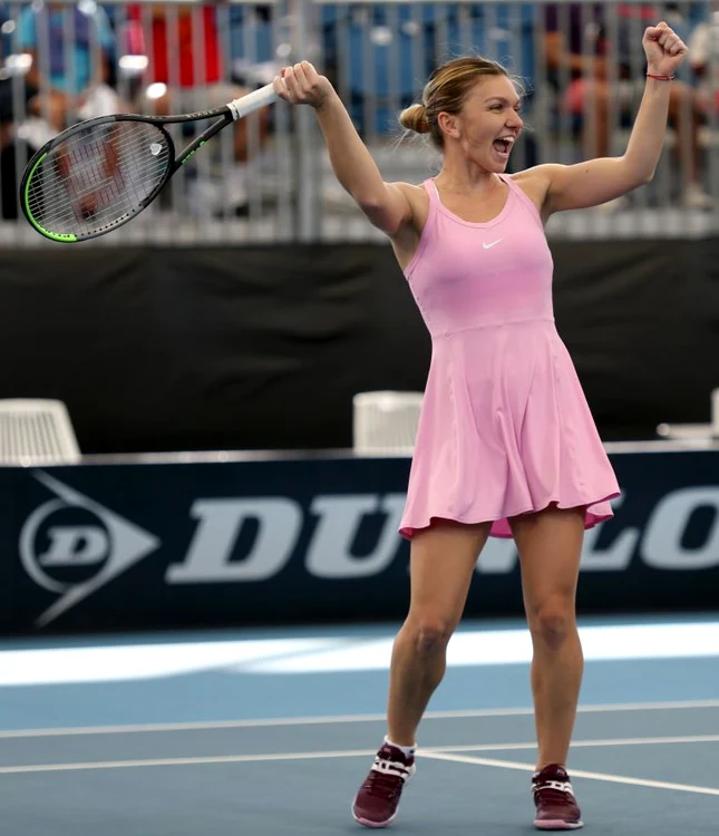 SImona Halep s-a distrat la meciul demonstrativ de la Adelaide