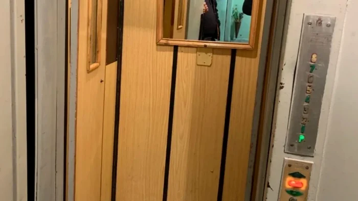 Într-un bloc din Cluj-Napoca, un lift stârnește teamă de peste două decenii.
