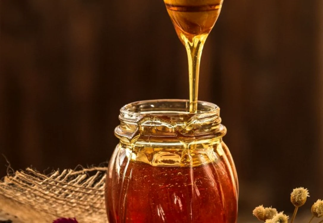 Spre deosebire de miere, zahărul de masă nu conţine minerale şi vitamine,  ele se bazează pe nutrimenţii organismului pentru a fi metabolizaţi în sistem.