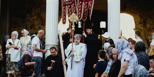 Procesiune religioasă cu fanfară pe străzile Constanţei