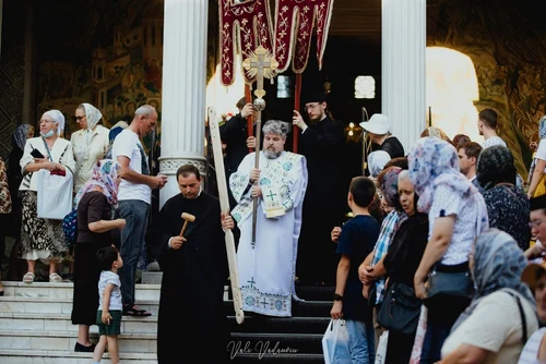 Procesiune religioasă cu fanfară pe străzile Constanţei