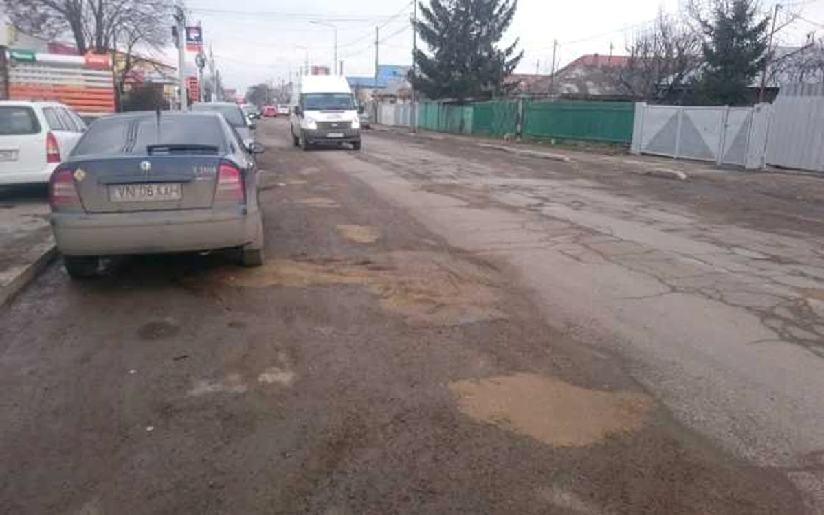 Nisipul a înlocuit asfaltul  FOTO: Ciprian Epure