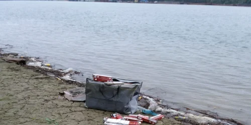 Tigări descoperite pe malul Bratului Chilia FOTO Garda de Coasta