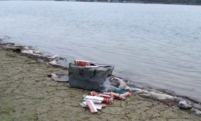 Ţigări descoperite pe malul Braţului Chilia                                     FOTO Garda de Coastă