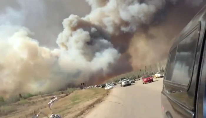 Există pericolul ca incendiul să cuprindă și orașulFoto: AP