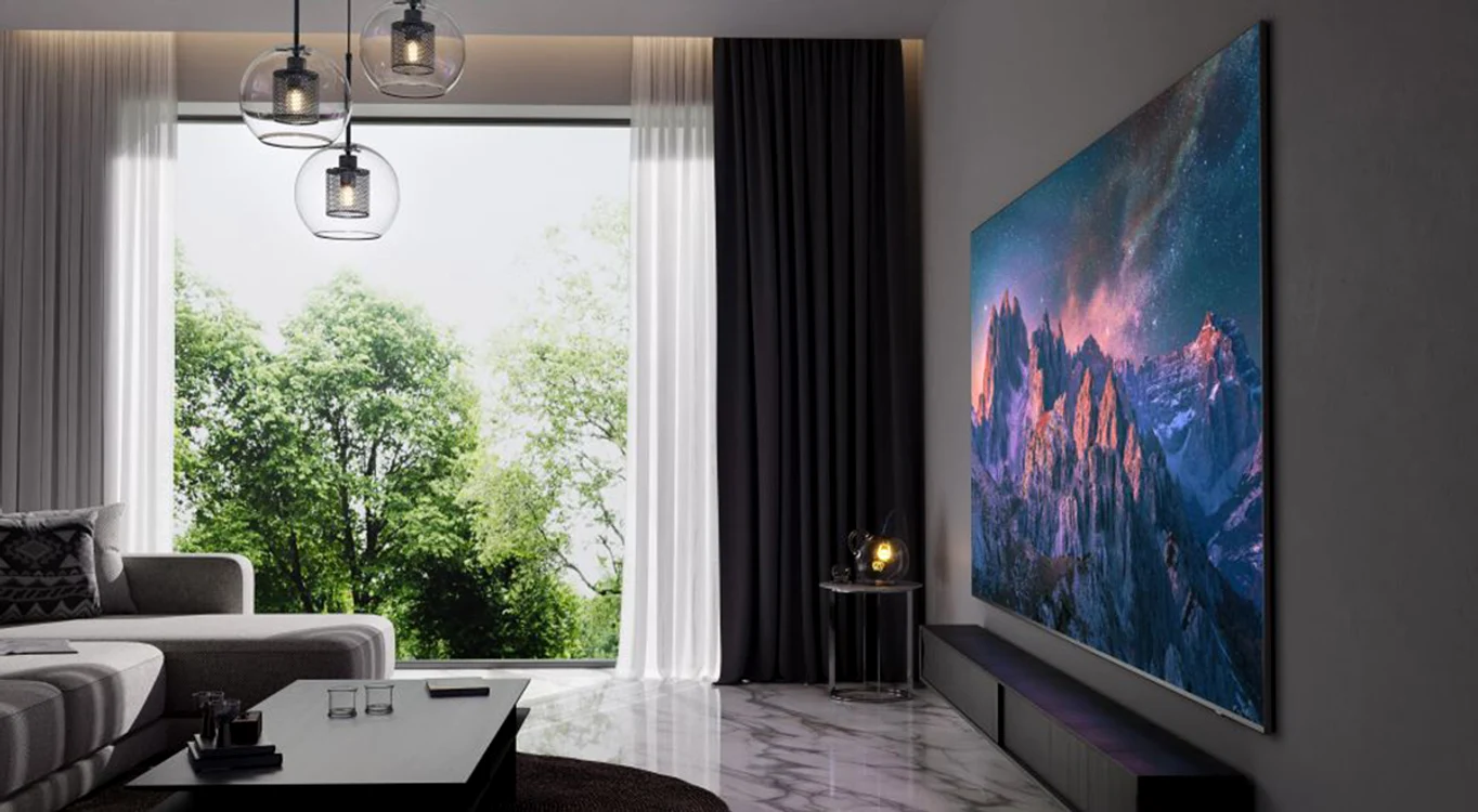 Televizor Smart de foarte mari dim ensiuni, montat pe peretele livingului