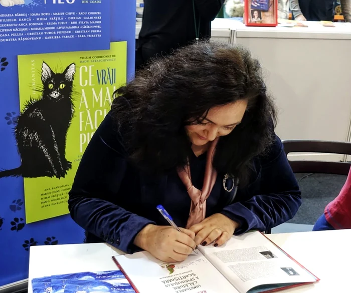 Andreea Răsuceanu dând autografe pe prima sa carte pentru copii FOTO Facebook