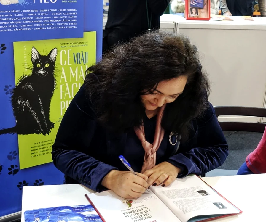 Andreea Răsuceanu dând autografe pe prima sa carte pentru copii FOTO Facebook