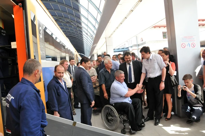 Noul model de tren este adaptat pentru accesul facil al oamenilor cu handicap