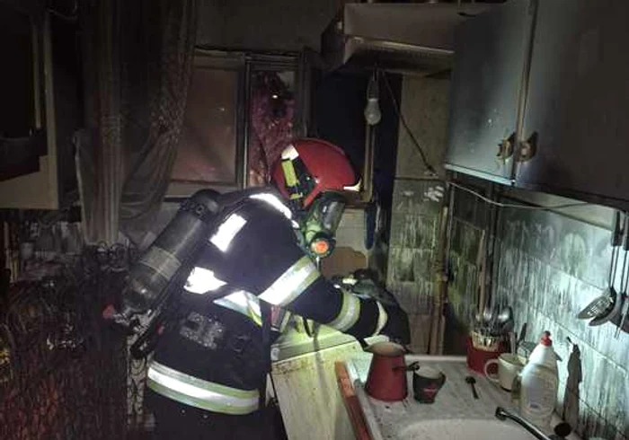 Incendiul a izbucnit la etajul 1 al blocului FOTO ISU Covasna jpg