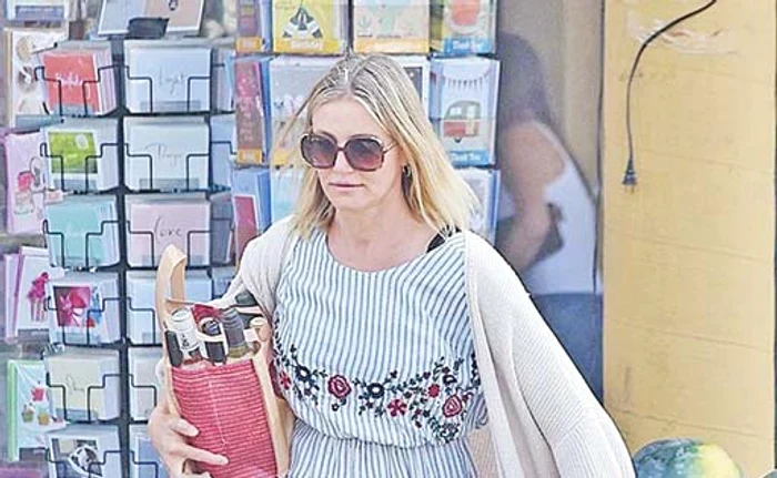 
    Nemachiată, încărcată  de plase şi sacoşe,  Cameron Diaz, 46 de ani,  nu se mai fereşte  de paparazzi  de când s-a retras  din carieră  