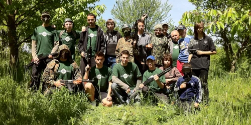 Membrii clubului se întâlnesc săptămânal într-o livadă de la marginea oraşului