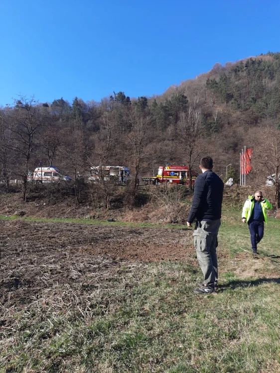 Accident mortal pe Valea Oltului - DN 7 - în zona Robeşti - Câineni din judeţul Vâlcea soldat cu trei victime dintre care una a murit Foto ISU Vâlcea