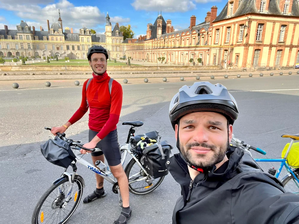 Cei doi francezi au pornit în călătorie prin Europa pe bicicletă FOTO Facebook Cycloloco