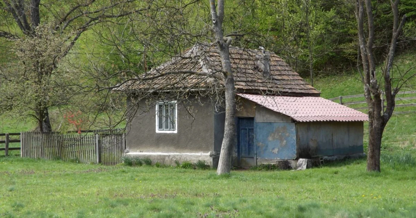 Casa construită de comunişti pentru moş Mandău FOTO Corina Macavei