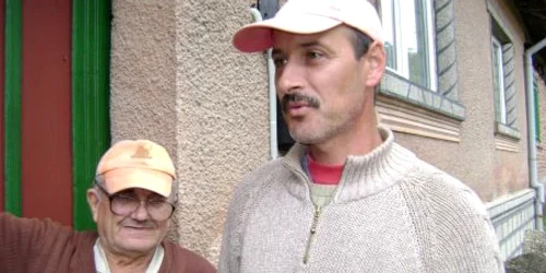 Lucian Costescu, pescar comercial (dreapta), spune că va rămâne fără singura sursă de venit