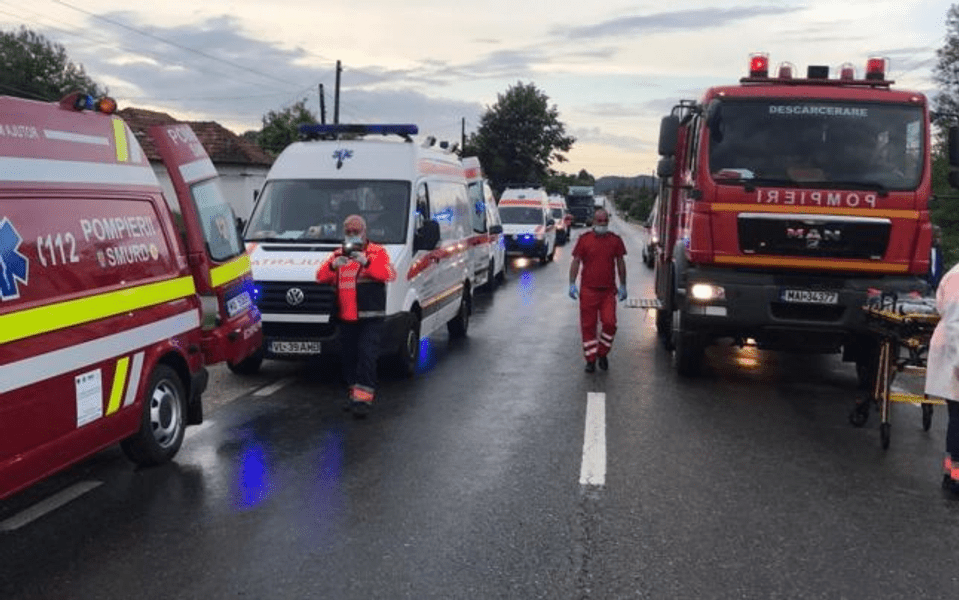 Plan de Roșu de intervenție în Gorj după ce o mașină de transport plină cu oameni s-a răsturnat
