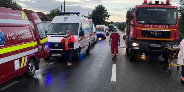 Plan Roşu de Acţiune în Vâlcea în urma unui accident pe DN 67 în care un microbuz cu 14 persoane s-a răsturnat în urma unei coliziuni Foto Adevărul