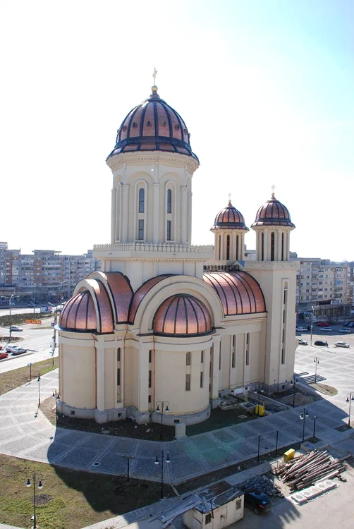 Catedrala are peste 50 de metri înălţime
